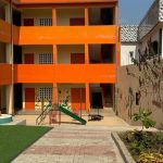 Une cour aménagée et ombragée