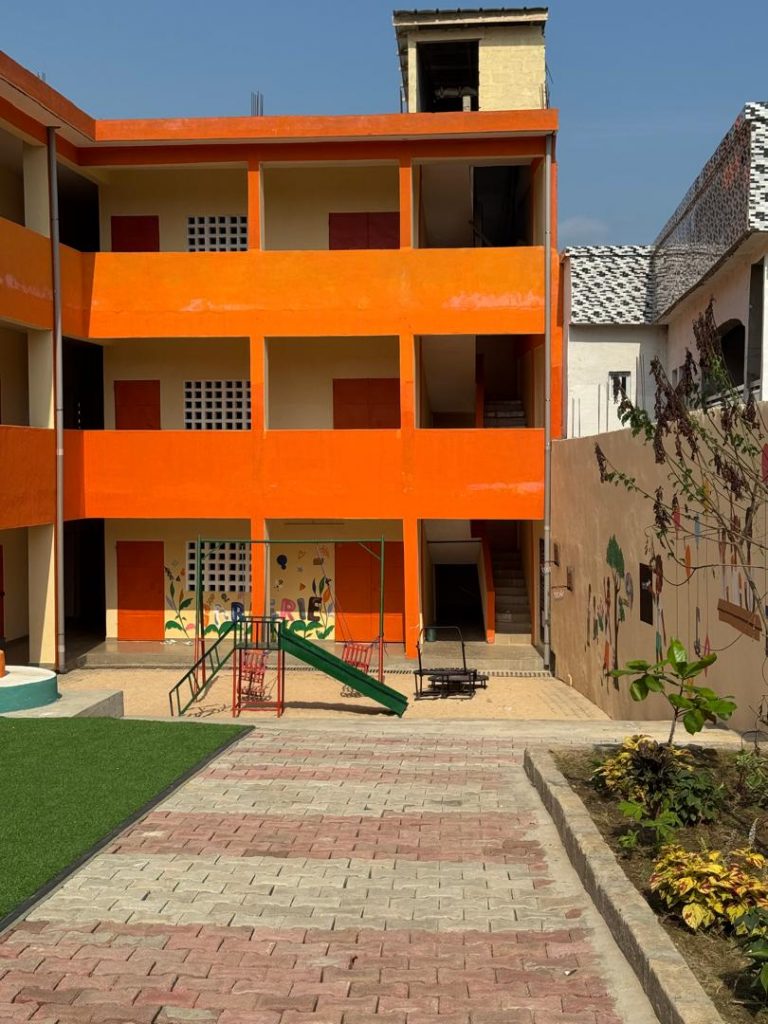 Une cour aménagée et ombragée